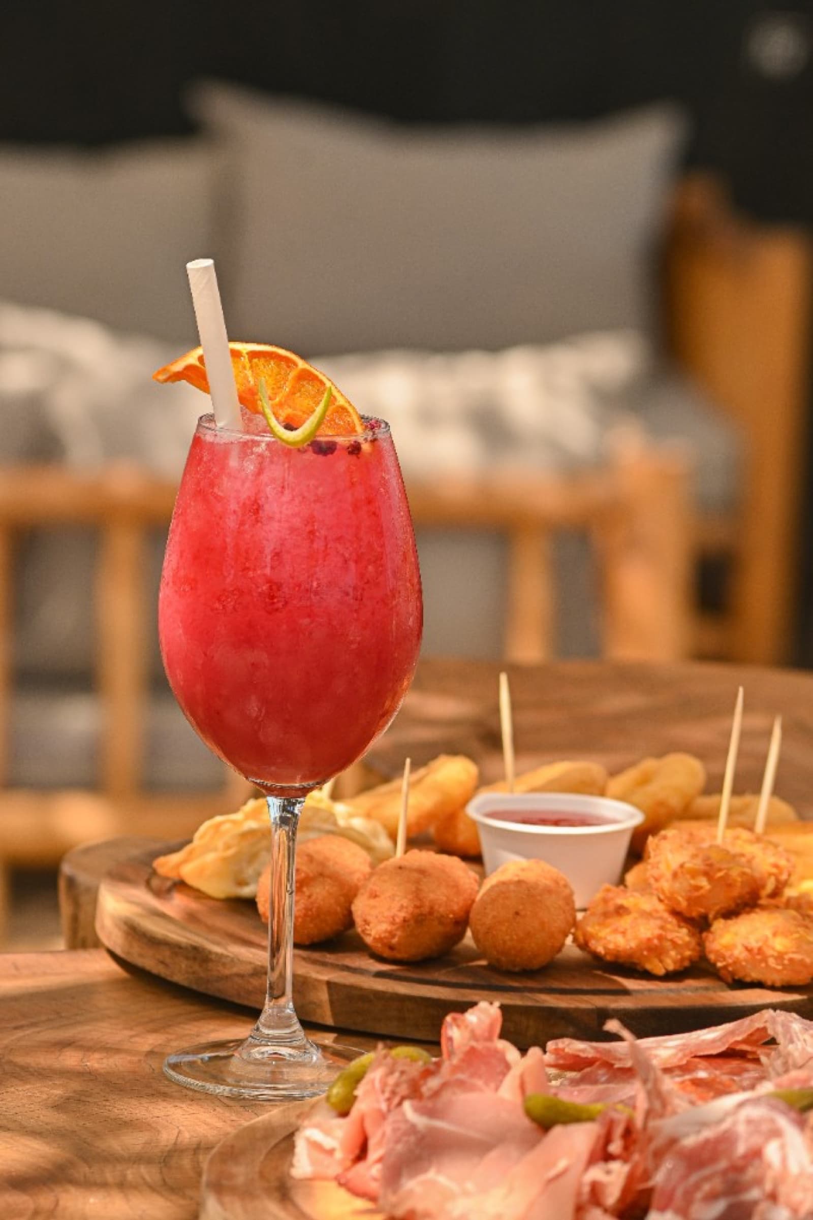 Bruschetta, wraps et cocktail agrumes sur table en bois