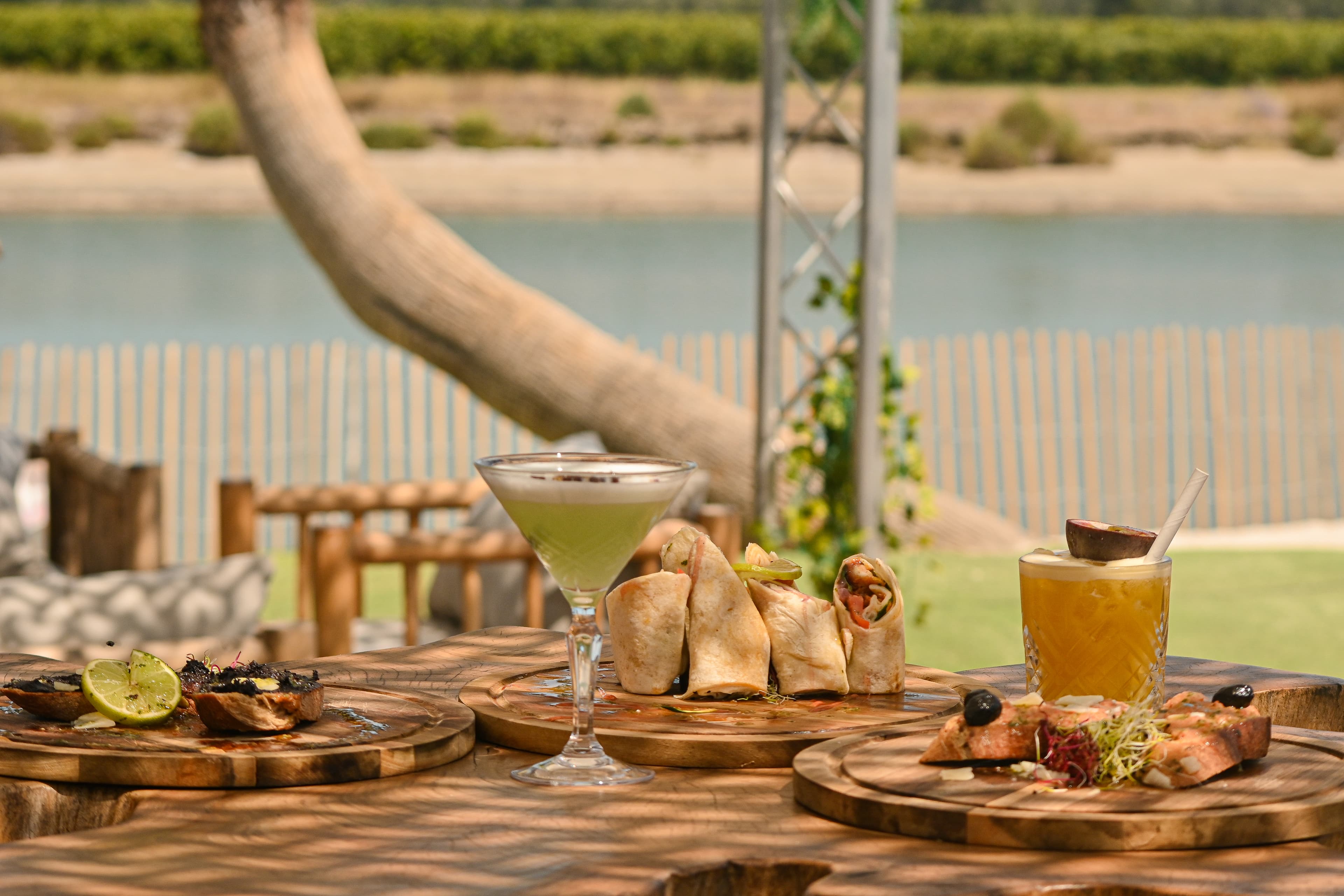 Bar à tapas La Paillote Paradise — terrasse et piscine sur le domaine viticole