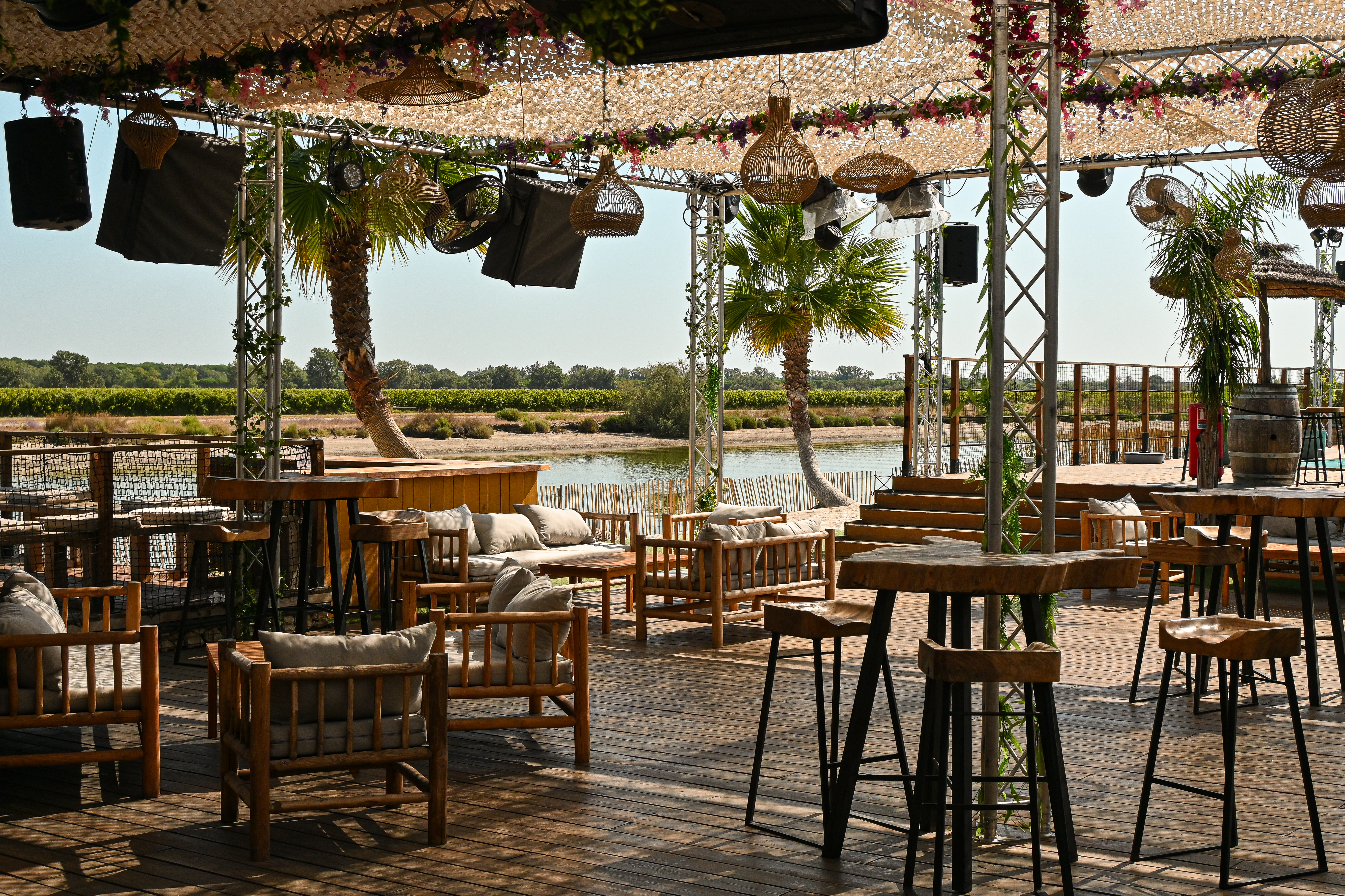 La Paillote Paradise — terrasse au bord de l'étang, palmiers et ambiance tropicale, Aigues-Mortes